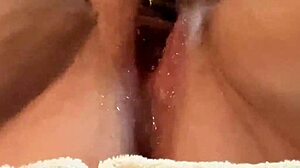 嘿，你看过这BBW用玻璃棒狂喷吗？