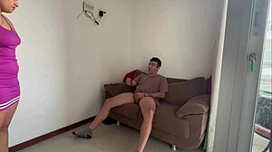 Minha colega de quarto é uma porca e uma vagabunda