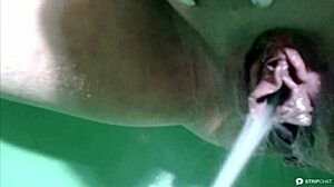 业余俄罗斯熟女在摄像头上表演湿阴道喷水和尿尿秀。她探索成熟阴户的金色淋浴在屁眼操中。