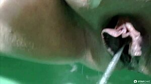 业余俄罗斯熟女在摄像头上表演湿阴道喷水和尿尿秀。她探索成熟阴户的金色淋浴在屁眼操中。