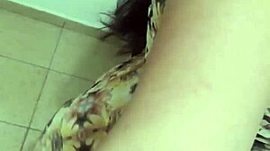 嘿，这热辣巴西妹脱光玩肛玩具自慰吧？