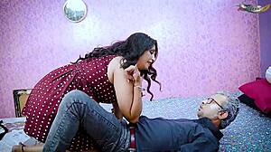 爷爷，你在户外用大硬鸡巴操这个年轻18+的Desi女孩。