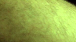 娇小荡妇接受大鸡巴POV口交！