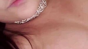 嘿，这热辣巴西妹脱光玩肛玩具自慰吧？