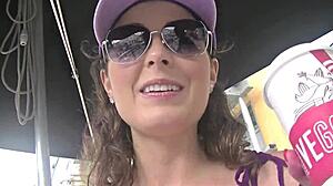 裙底妻子23 - 海伦娜·普莱斯在公共偷窥风格中闪现毛茸茸的熟女阴部