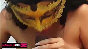 拉丁美女从后面被猛干