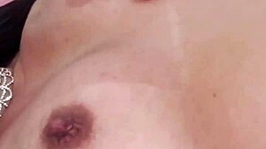 嘿，这热辣巴西妹脱光玩肛玩具自慰吧？