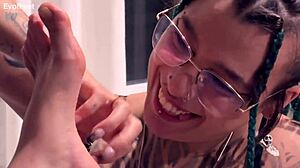 想含我振动棒舔美脚直到我喷水高潮吗？