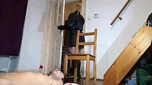 哥特女主让奴隶舔靴子和紧身裤里的脚HD