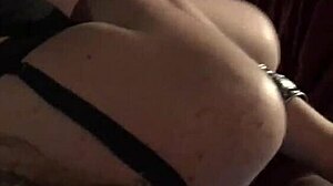 娇小荡妇接受大鸡巴POV口交！