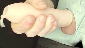 观看RobbyStrokes包皮延长器释放巨大射精！18+蓝眼睛少女高潮合集与巨屌美国动作。