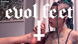 想含我振动棒舔美脚直到我喷水高潮吗？