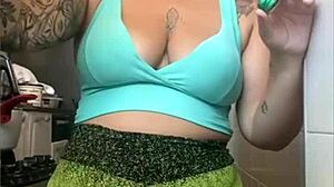 usando shorts apertado rachando buceta