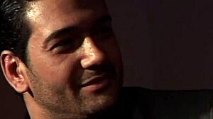 意大利骚货被肛指和操到湿高潮颜射