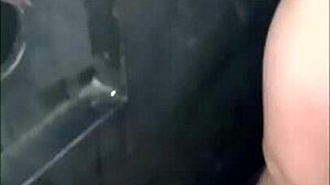 女主人Kantalis在展览手淫中打绑定的奴隶。