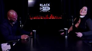 金发女用脏话挑逗，穿着透明红色