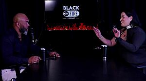 金发女用脏话挑逗，穿着透明红色