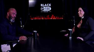 金发女用脏话挑逗，穿着透明红色