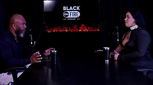 金发女用脏话挑逗，穿着透明红色