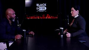 金发女用脏话挑逗，穿着透明红色