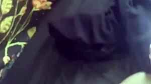 嘿，这个饥渴娇小18+矮人女孩，你想被牙买加人粗暴无套操并射满湿精液吗？