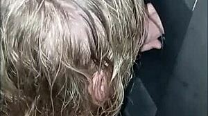 女主人Kantalis在展览手淫中打绑定的奴隶。