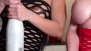 金发黑发眼镜女孩的女同三人转成四人加男孩深喉和舔阴