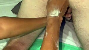 该死，她的拳头像残酷的破坏球一样摧毁我的屁眼！