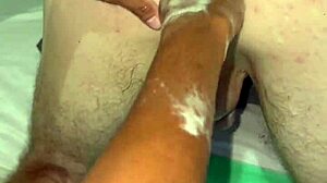 该死，她的拳头像残酷的破坏球一样摧毁我的屁眼！