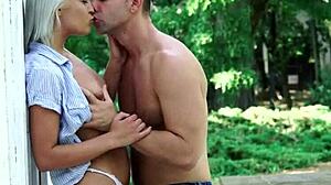 这个69姿势的金发美女从怪物大鸡巴口交手交中射精