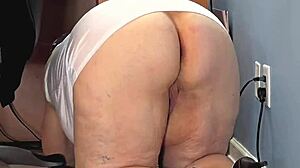 大屁股丰满MILF在办公室迷你裙无内裤闪阴道！天然大奶女佣自慰射精特写。