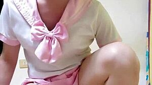 人妖Ting Xuan，現在就把那個巨大假陽具插入你的亞洲肛門！