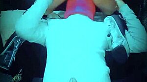 享受异国舌头在屁股里的乐趣，伴美味吻