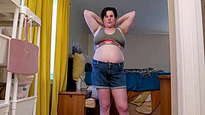 高挑胖熟女Clara Crisp毛茸茸肥躯独演准备巨人女 fetish 幕后视频