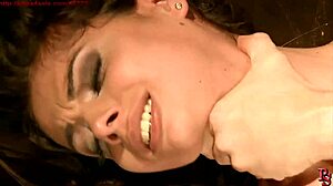 顺从奴隶贝蒂·斯泰尔被羞辱：打屁股、鞭打和硬核支配操。