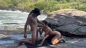 fiquei toda abertinha na praia com uma rola gigante 😏