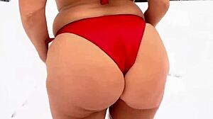 淫荡继母圣诞穿性感比基尼骚话撩继子