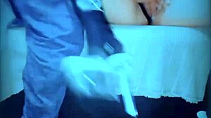 享受异国舌头在屁股里的乐趣，伴美味吻