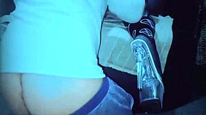 享受异国舌头在屁股里的乐趣，伴美味吻