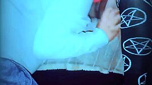 享受异国舌头在屁股里的乐趣，伴美味吻