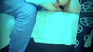 享受异国舌头在屁股里的乐趣，伴美味吻