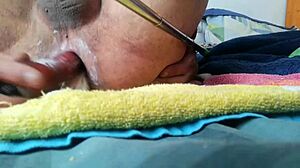 我的小屁股在自慰中玩肛门玩具