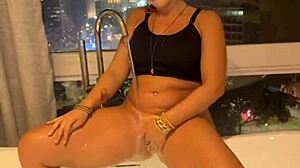 show rebolado gostosona na banheira e gozada na cama chamando pra macetar firme