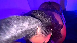 我撕掉她的衣服，在口交后无套内射肥臀，哎呀全吞了