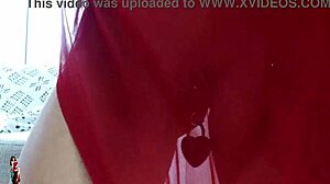 阿拉伯女孩想要两只手伸进自己的屁股