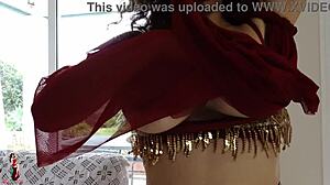 阿拉伯女孩想要两只手伸进自己的屁股