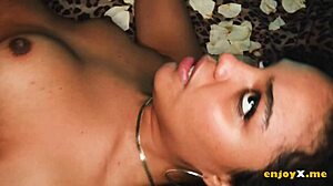 塞尔瓦拉皮埃德拉，巴西明星，为耶稣雷耶斯提供紧穴进行硬核动作