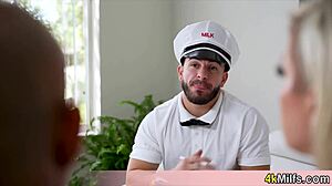 當水手繼兄修復你的性問題，每個熟女幻想都是穿制服的帥哥