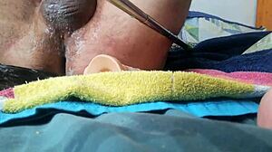 我的小屁股在自慰中玩肛门玩具