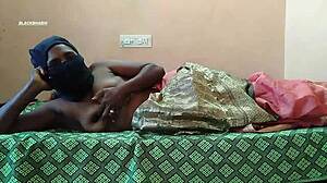 印度成熟熟女妈妈Bua Ki Pyasi Chikni Chut亚洲阴户性爱